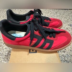 Red and Black Women's Sneakers - Classic Low-Top Trainer